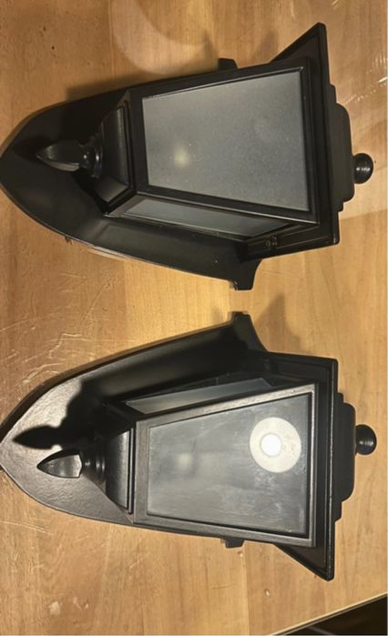 Candeeiros de parede interior ou exterior.