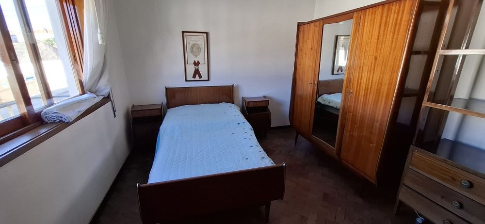 Cama de solteiro com mesinhas de cabeceira em bom estado