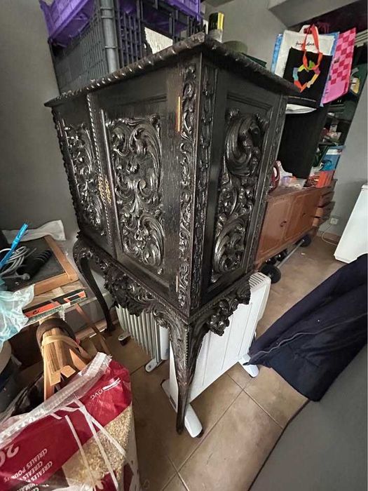 Móvel antigo escuro