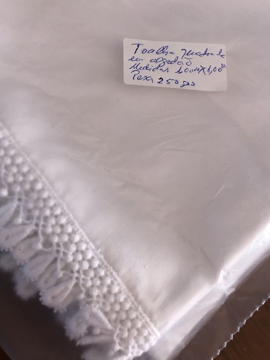 Bonita toalha em tecido de algodao e renda em Gripur