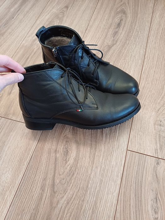 жіноче взуття осіннічоботи черевики капці шкіряні зимові сапоги на мех