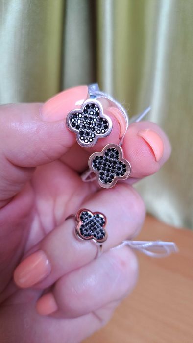 Продам  роскошный  серебрянный  набор с золотыми  накладками