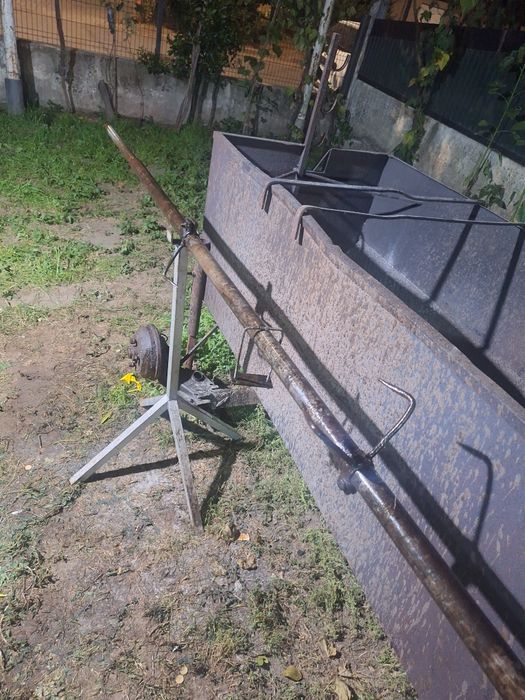 Assador de porco no espeto