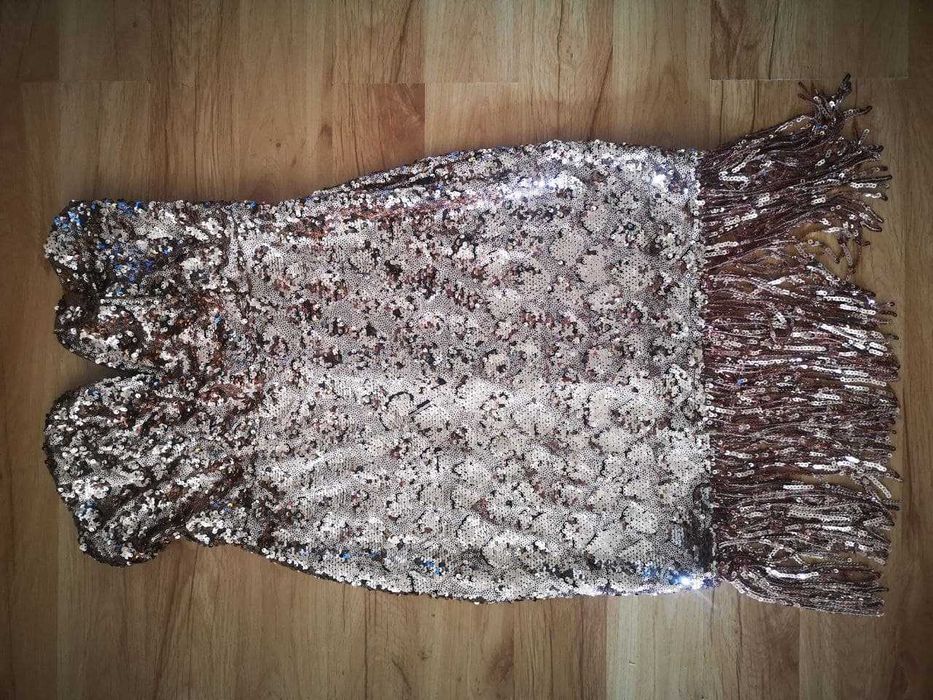 Золотистое платье бандо с пайетками и бахромой TFNC