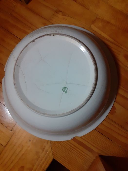 Cesto de vime muito antigo conforme foto.