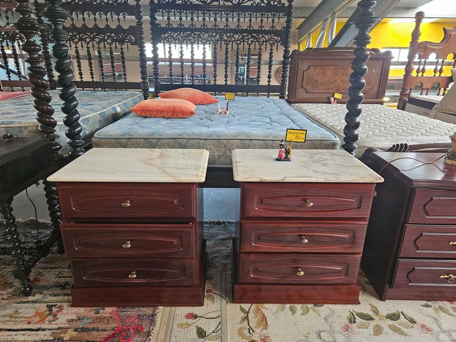 Excelentes mesas de cabeceira em madeira com tamp