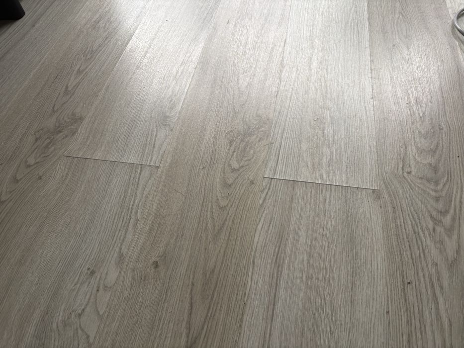 Só esta semana - Chão flutuante usado cinza Artens Leroy BG210 ac5 8mm Usado