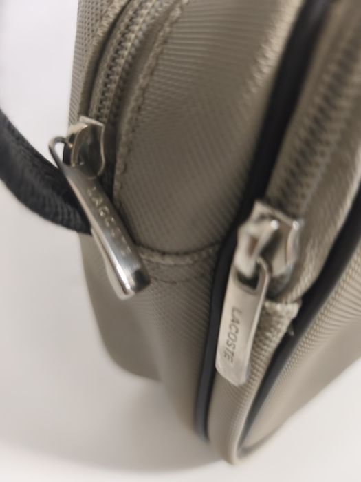 Bolsa Lacoste tom cinza