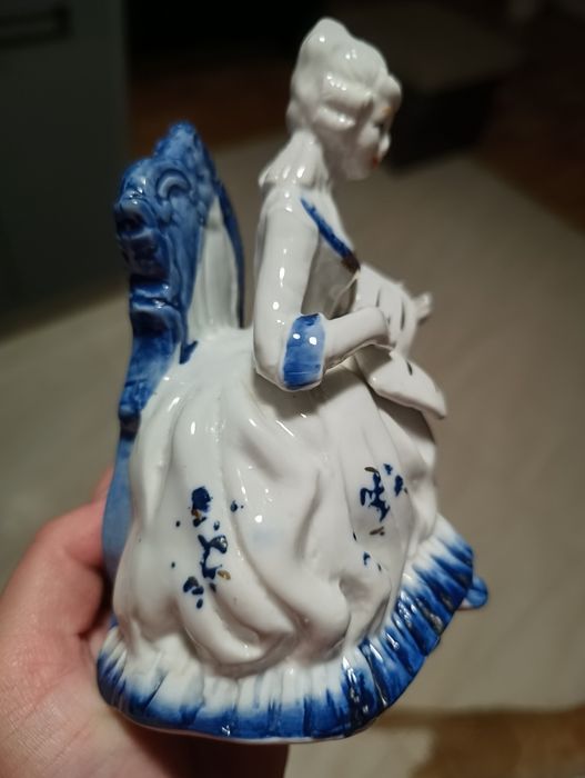 Porcelanowa dama z książką