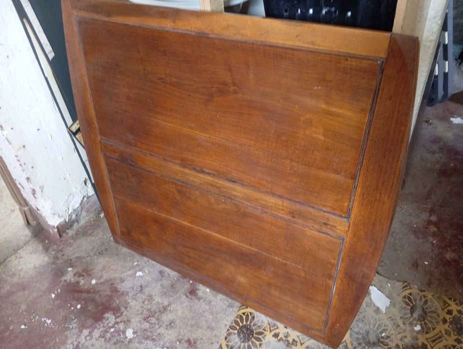 Mesa de sala de jantar com cadeiras com o assento trabalhado