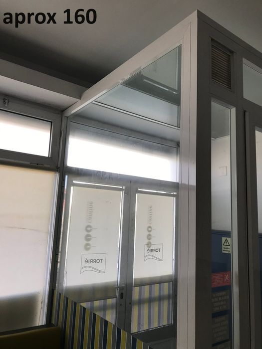 Caixilharia com porta/caixa de ar