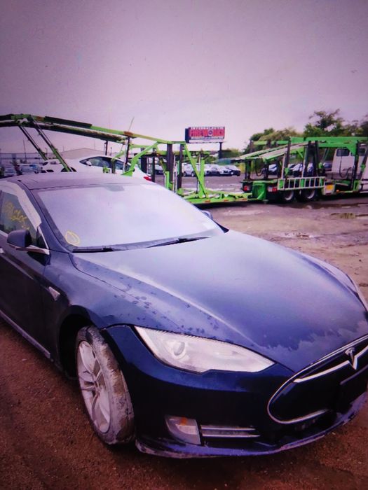Tesla model S тільки привезена