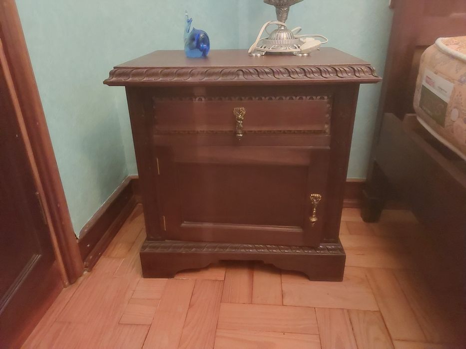 Cama com 2 camiseiros e cómoda.