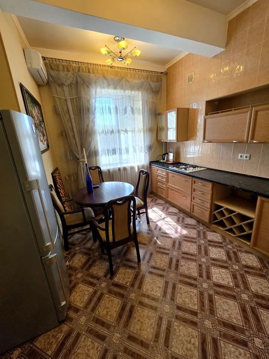Продаж 2 кімнатна  сталінка Центр,  автономка,ліфт