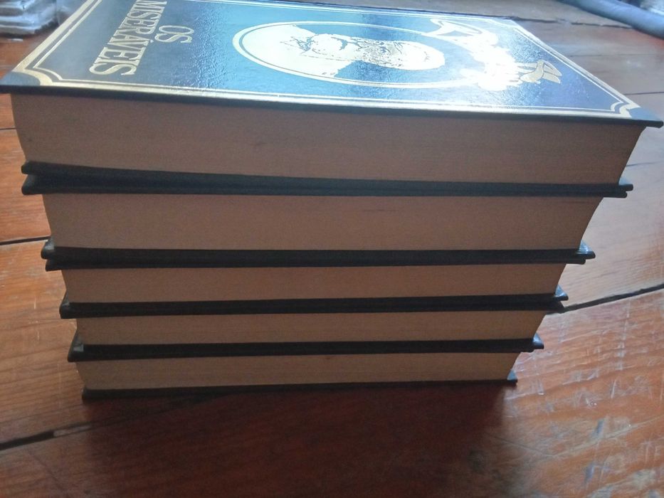 Coleção de livros "Os Miseráveis"