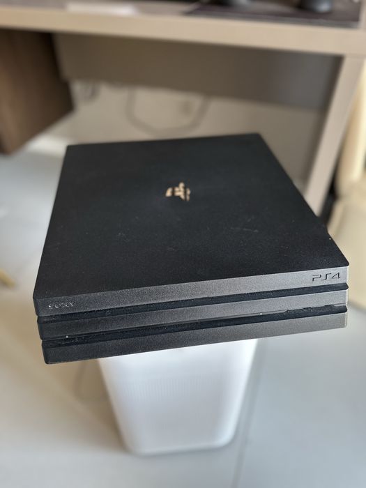 PlayStation 4 Pro 1TB + 2 pady