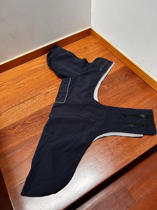 Capas térmicas e impermeavéis para cão grande, com carapuço. Pouco usadas.