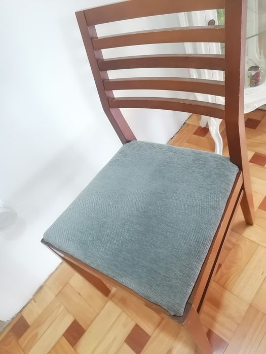 Mesa extensível e 4 cadeiras em cerejeira
