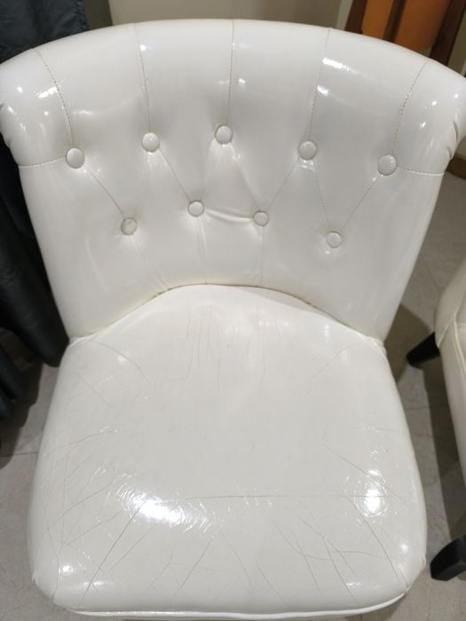 Cadeiras brancas para sala