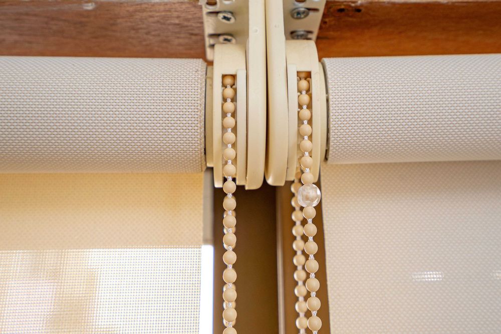2 Cortinados de rolo enrolado completo com os apoios de fixação