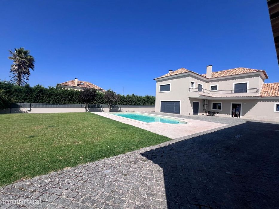 Moradia T5 de Luxo Renovada | 2.060 m² -  a 30 Minutos de Lisboa.