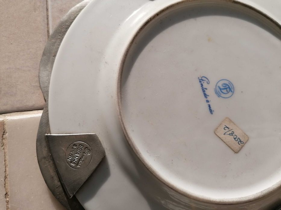 Hand-painted ceramic plate with tin frame430894948612853762