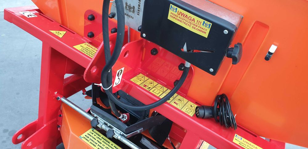 Piaskarka-posypywarka DEXWAL PK 1200 hydrauliczna z podłogą wibracyjną