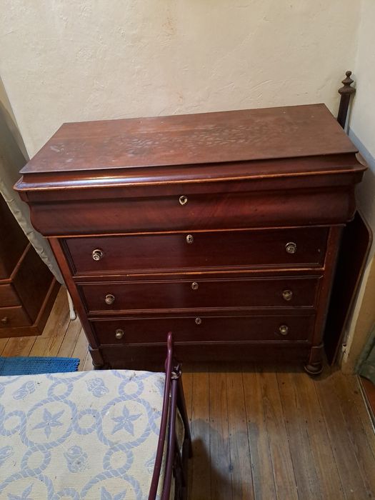 Cómoda de quarto antiga