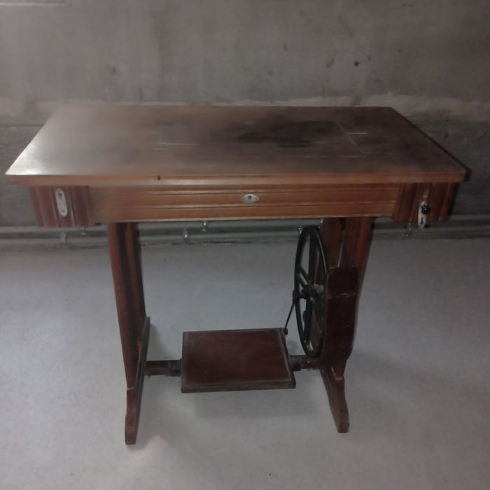 Швейная ножная машинка Pannonia