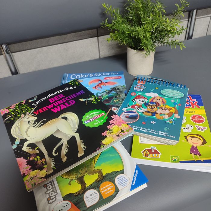 Дитячі книги- розмальовки, ребуси, ігри.