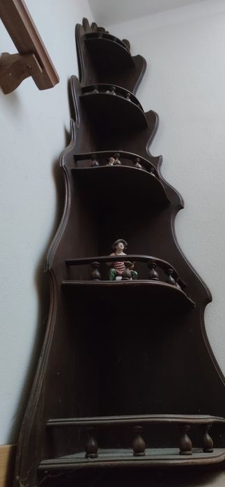 Móvel de canto com prateleiras