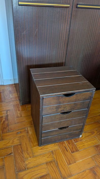 GRÁTIS Roupeiro + Mesinha de cabeceira