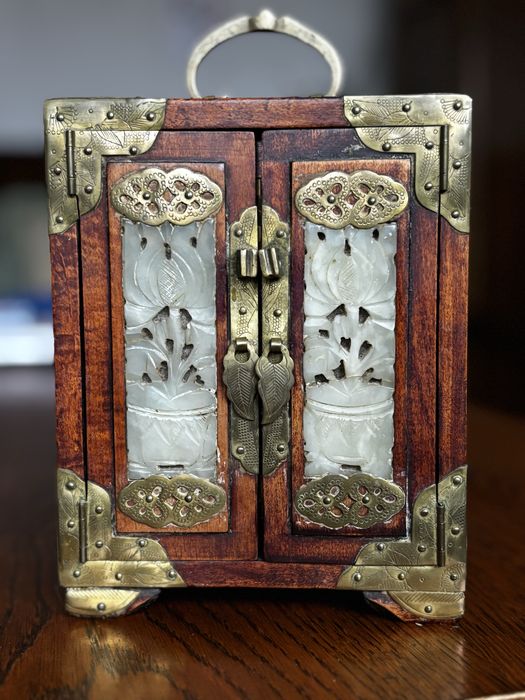 Szkatułka antyk inkrustowana jadeitem