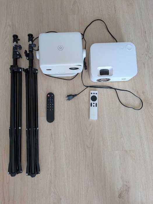 2 projektory WANBO X1 Pro Android i Magcubic L018 + 2 stojaki na projektory