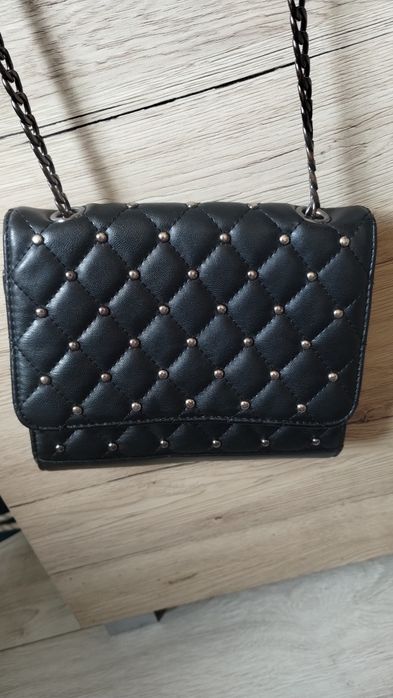 Mała torebka na grubszym łancuchu