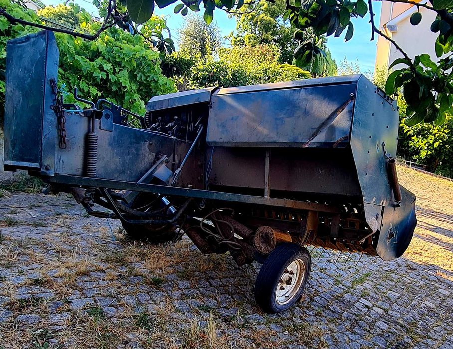 Enfardadeira com levantamento hidráulico