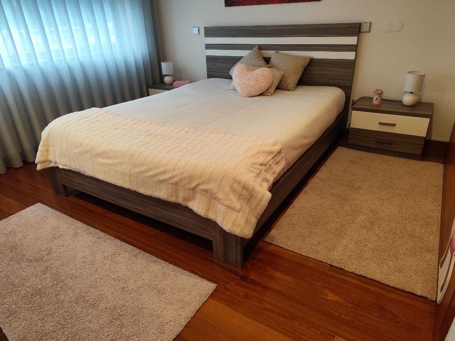 Cama + mesas de cabeceira