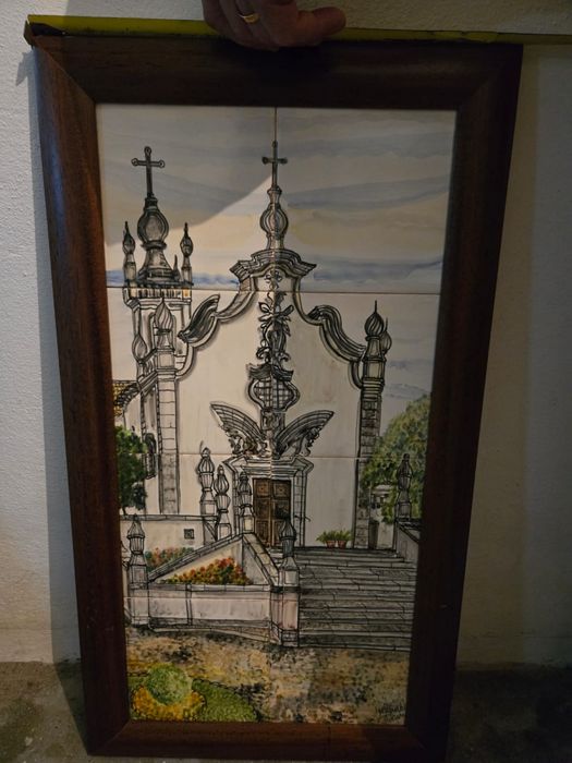 Quadros pintados á mão em azulejo sobre edificios historicos de Viana