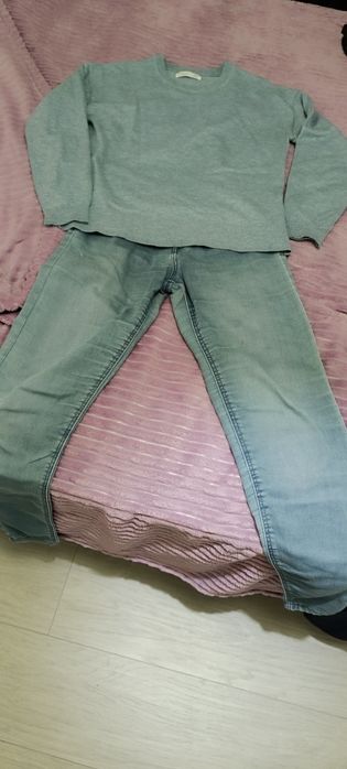 Conjunto de calças de ganga e blusa azul usados