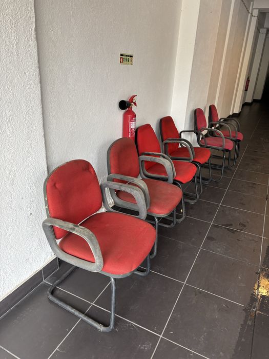 3 pares de cadeiras vermelhas