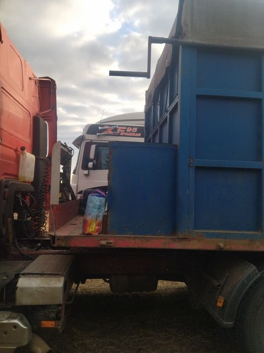 Бортовий зерновоз на повному ходу