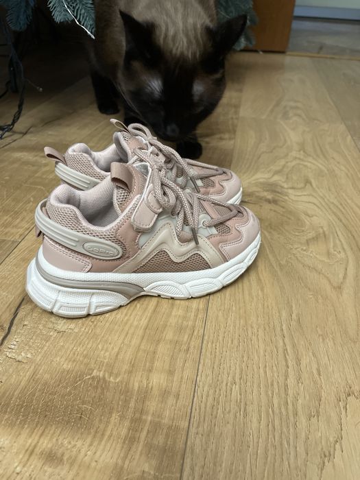 Кросівки на дівчинку