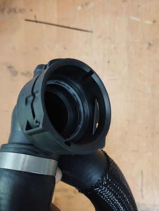 Патрубок радіатора escape 2.5