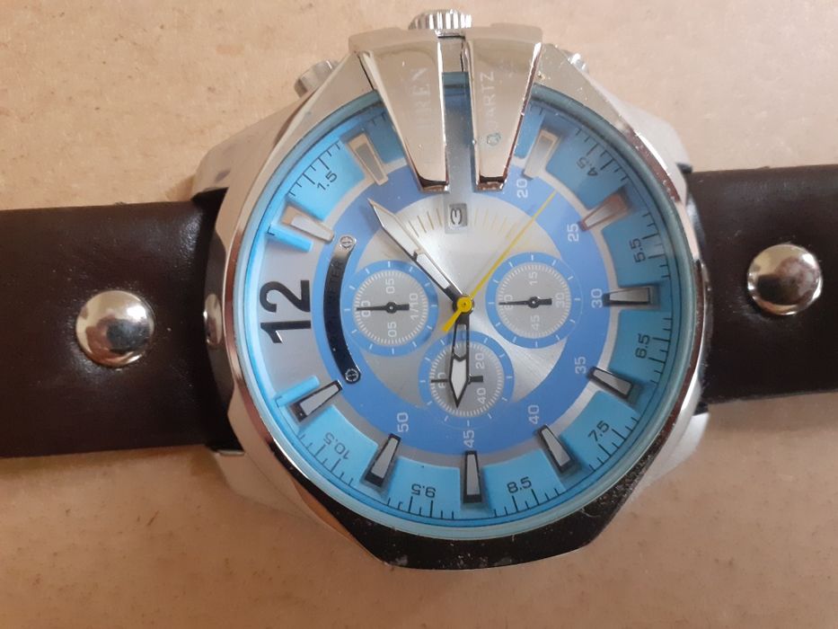 Relógio azul e preto