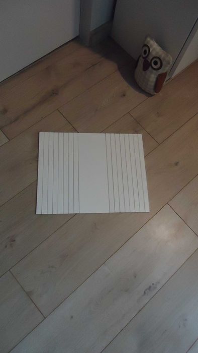 biały podłokietnik biała podstawka na podłokietnik na sofę