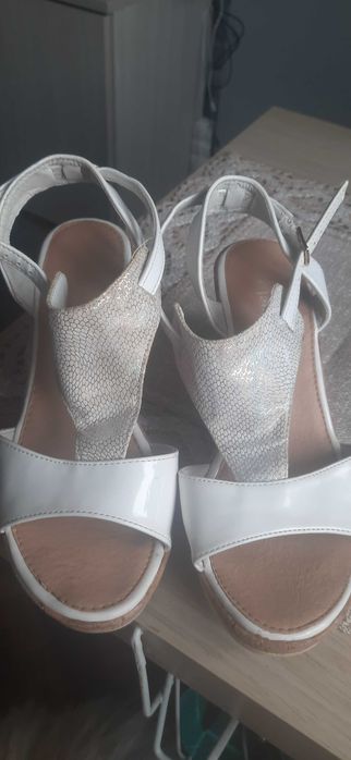 Biale sandalki roz.37