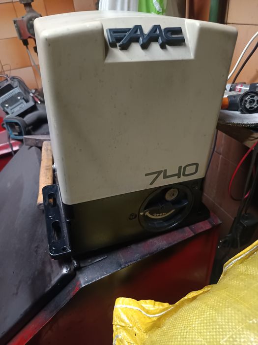 Siłownik do bramy faac 740