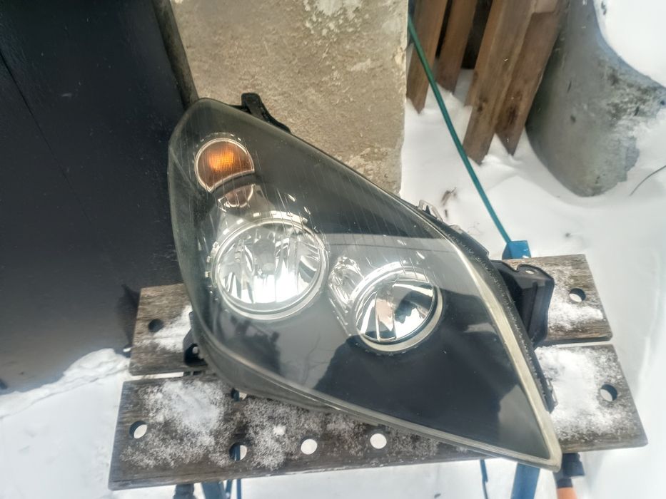 Opel Astra H lampa przednia prawa Hella