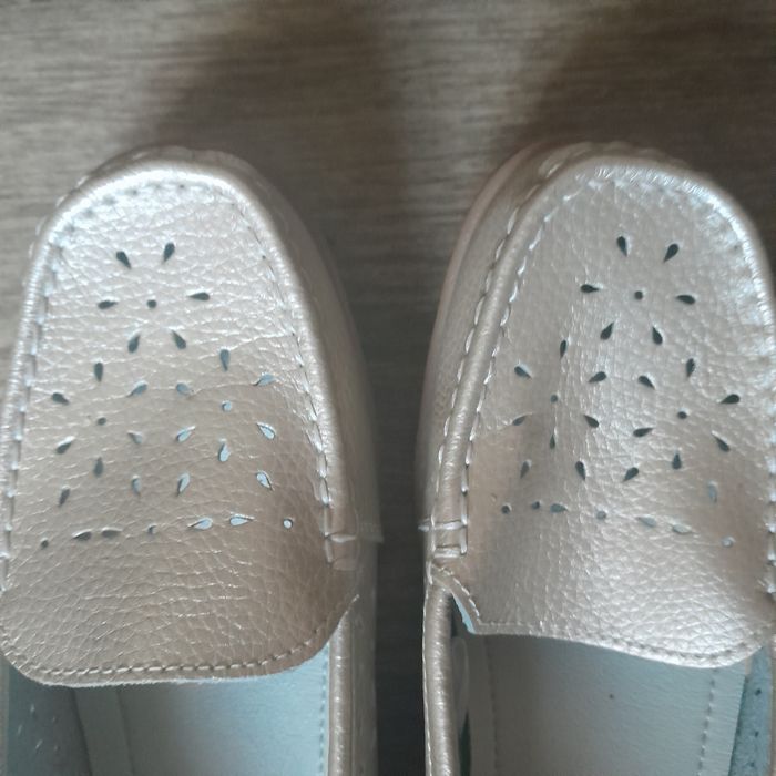 Buty złote mokasyny