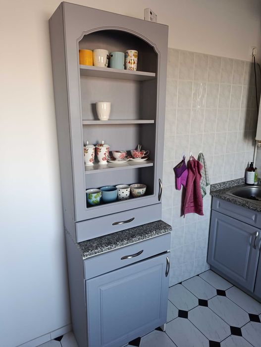 Meble kuchenne z granitowym blatem i sprzętem AGD